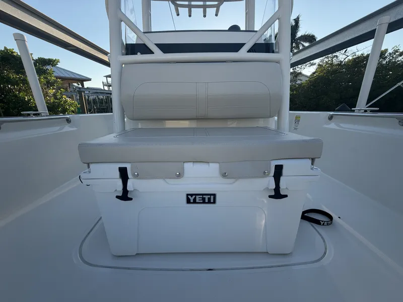 Slide: The Image of Boston Whaler 210 MONTAUK 2024 - 20