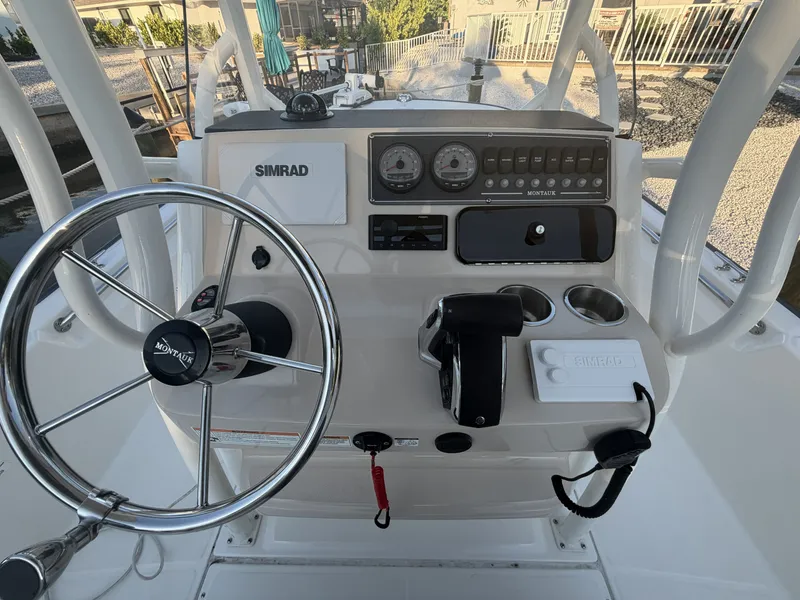 Slide: The Image of Boston Whaler 210 MONTAUK 2024 - 28