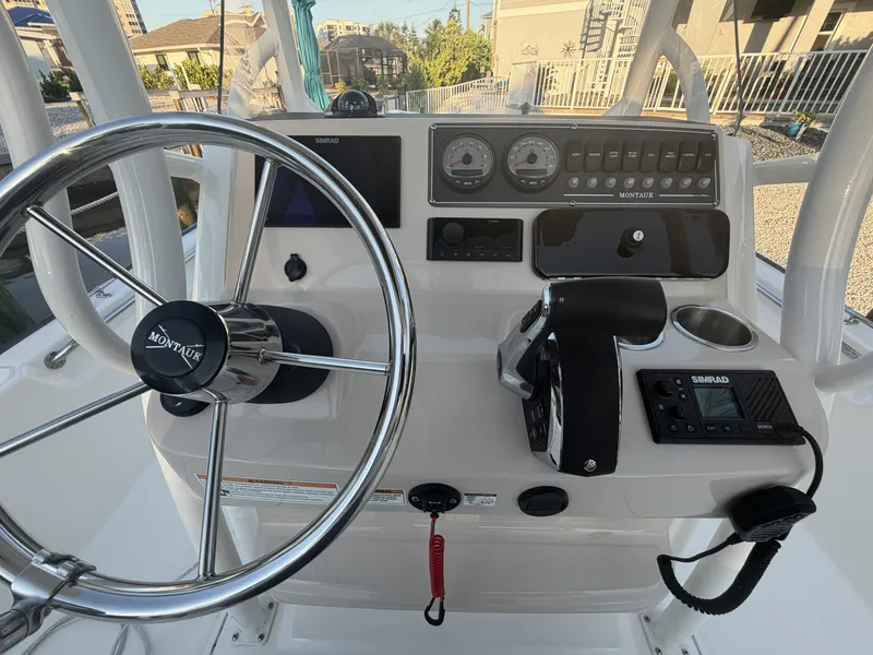 Slide: The Image of Boston Whaler 210 MONTAUK 2024 - 29