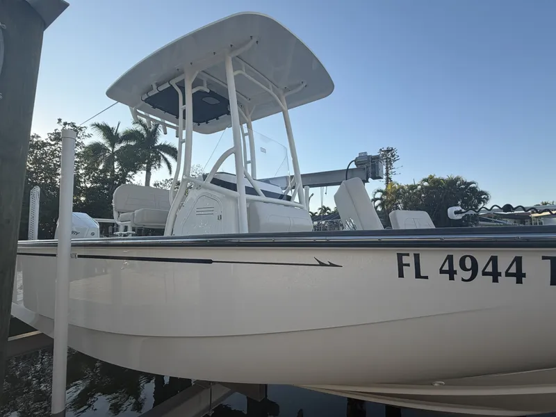 Slide: The Image of Boston Whaler 210 MONTAUK 2024 - 3