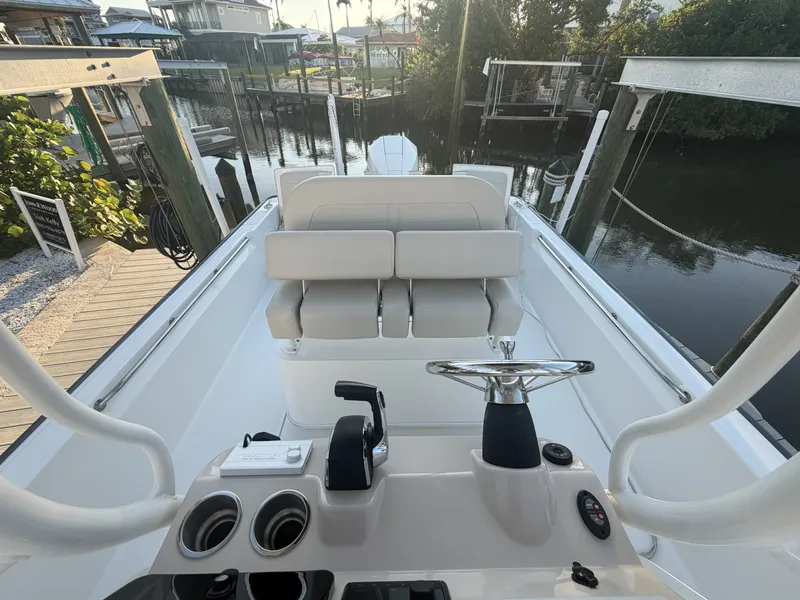 Slide: The Image of Boston Whaler 210 MONTAUK 2024 - 31