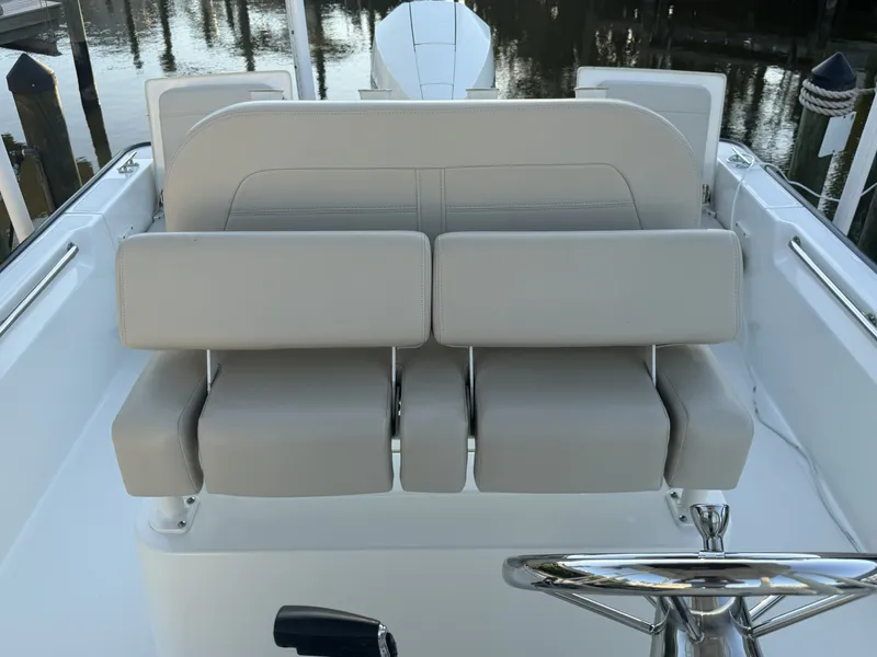 Slide: The Image of Boston Whaler 210 MONTAUK 2024 - 32