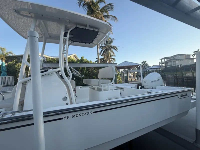 Slide: The Image of Boston Whaler 210 MONTAUK 2024 - 9