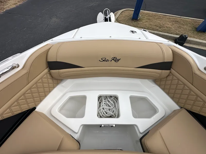 Slide: The Image of Sea Ray SLX 280 2026 - 10