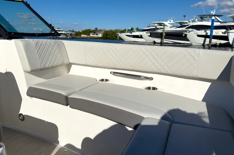 Slide: The Image of Sea Ray SDX 270 Outboard 2026 - 17