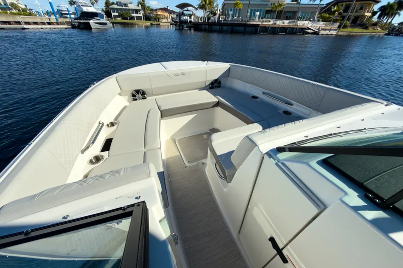 Slide: The Image of Sea Ray SDX 270 Outboard 2026 - 18