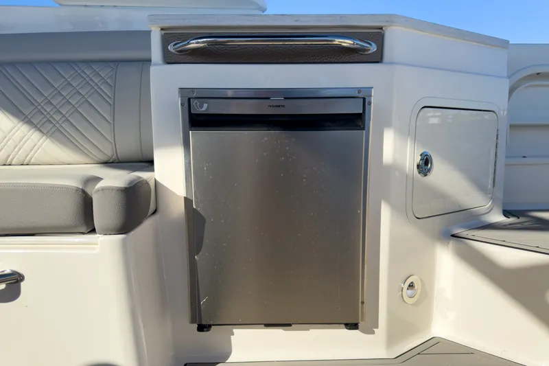 Slide: The Image of Sea Ray SDX 290 Outboard 2026 - 10
