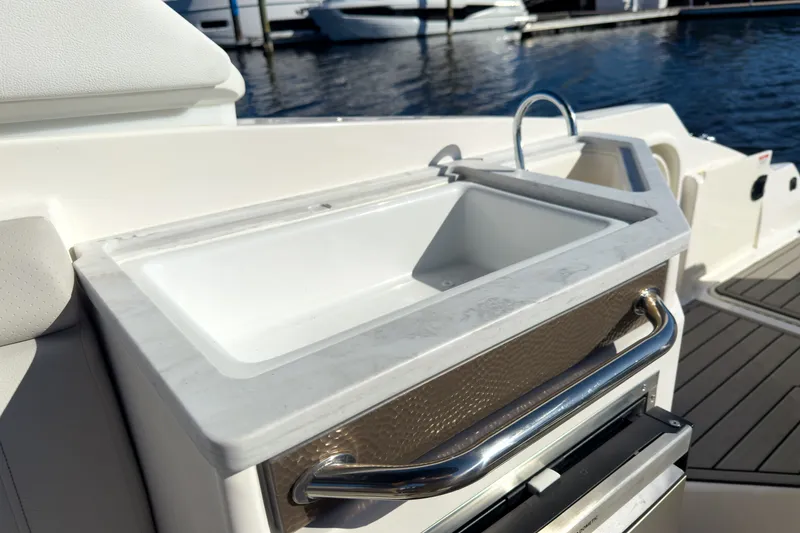Slide: The Image of Sea Ray SDX 290 Outboard 2026 - 11