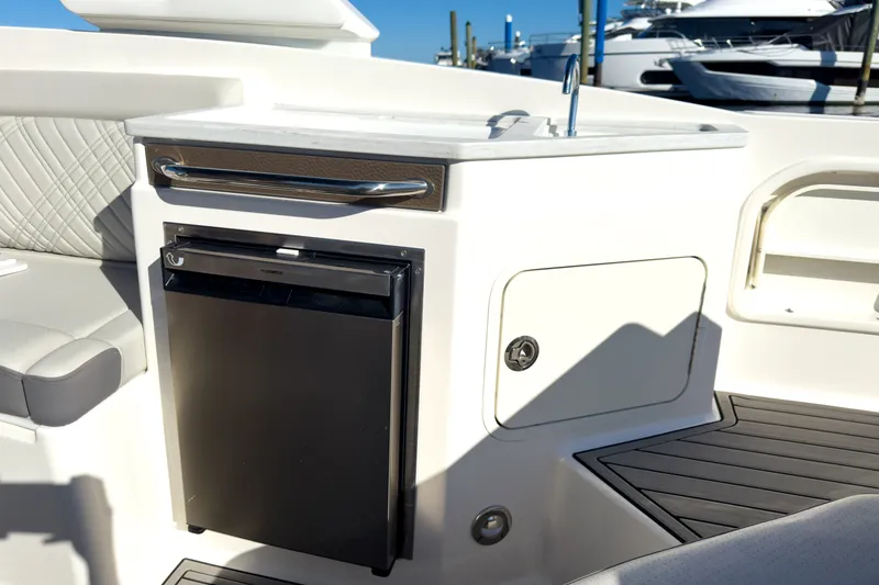 Slide: The Image of Sea Ray SDX 290 Outboard 2026 - 9