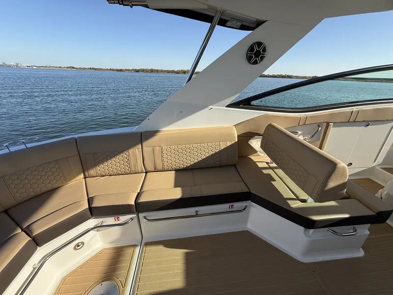 Slide: The Image of Sea Ray Sundancer 320 2026 - 12