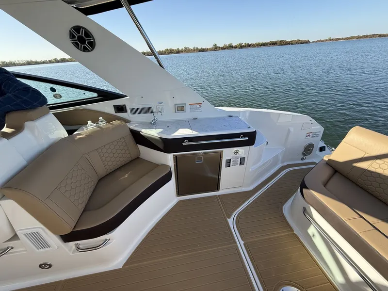 Slide: The Image of Sea Ray Sundancer 320 2026 - 15