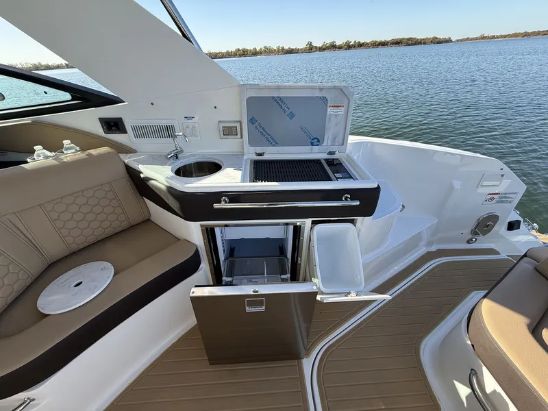 Slide: The Image of Sea Ray Sundancer 320 2026 - 16