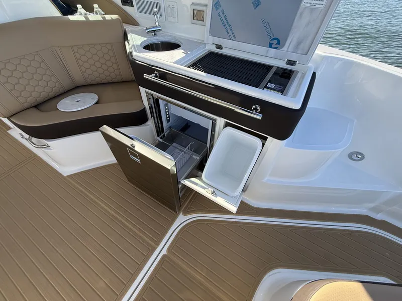 Slide: The Image of Sea Ray Sundancer 320 2026 - 17