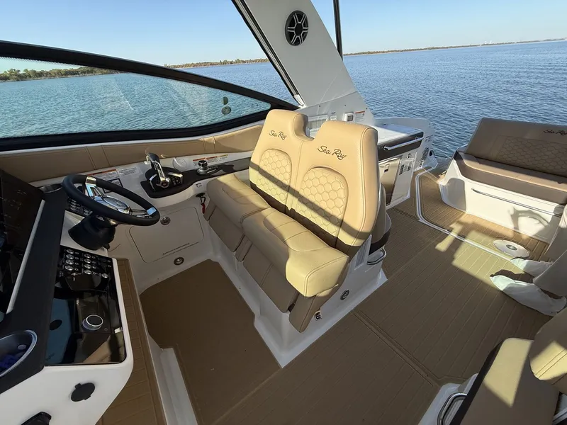 Slide: The Image of Sea Ray Sundancer 320 2026 - 20