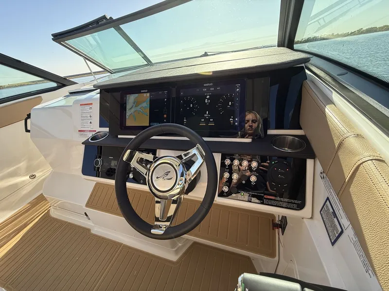 Slide: The Image of Sea Ray Sundancer 320 2026 - 23