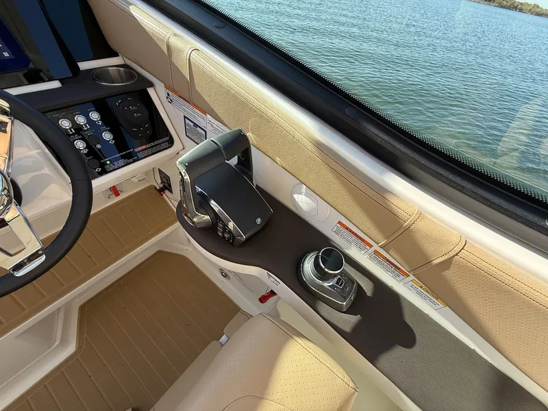 Slide: The Image of Sea Ray Sundancer 320 2026 - 24