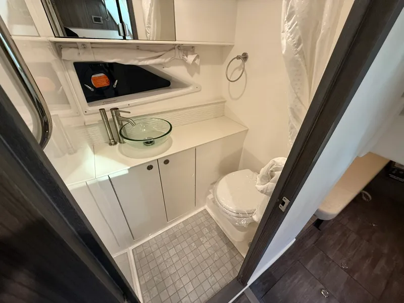 Slide: The Image of Sea Ray Sundancer 320 2026 - 35