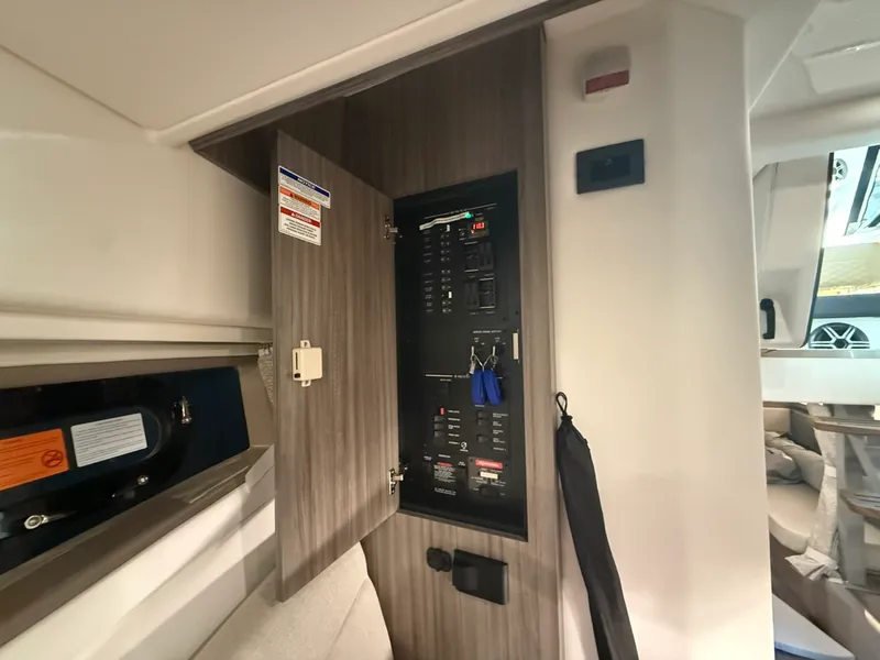 Slide: The Image of Sea Ray Sundancer 320 2026 - 37