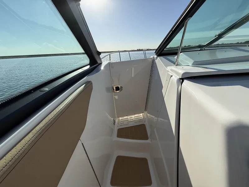 Slide: The Image of Sea Ray Sundancer 320 2026 - 39