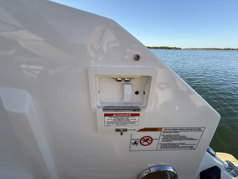 Slide: The Image of Sea Ray Sundancer 320 2026 - 40