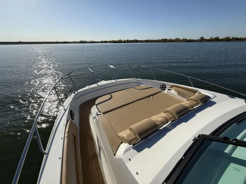 Slide: The Image of Sea Ray Sundancer 320 2026 - 41