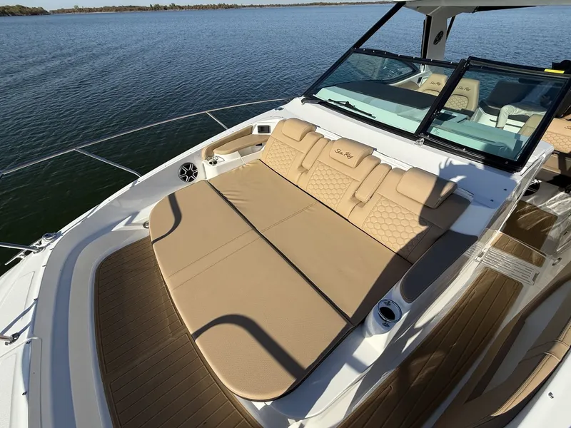 Slide: The Image of Sea Ray Sundancer 320 2026 - 42