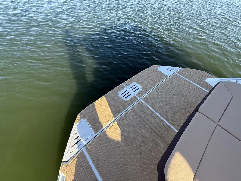 Slide: The Image of Sea Ray Sundancer 320 2026 - 8