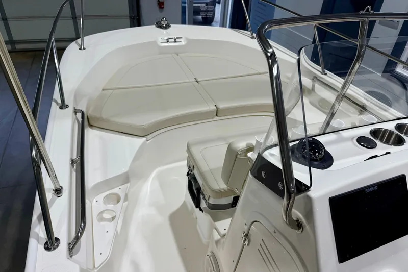 Slide: The Image of Boston Whaler 170 Montauk 2026 - 16