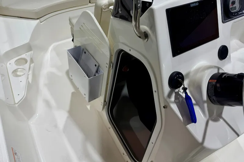 Slide: The Image of Boston Whaler 170 Montauk 2026 - 17