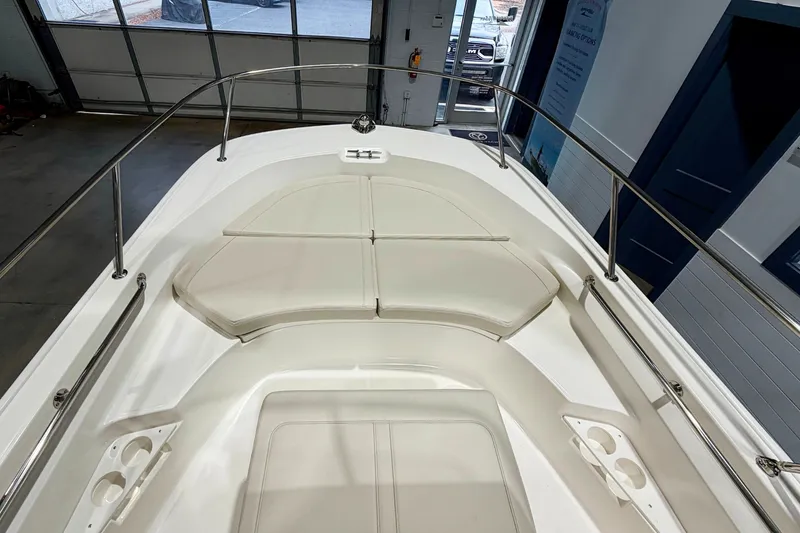 Slide: The Image of Boston Whaler 170 Montauk 2026 - 19