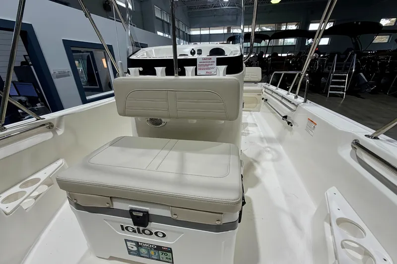 Slide: The Image of Boston Whaler 170 Montauk 2026 - 20