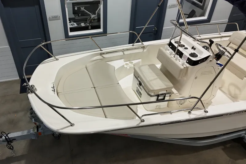 Slide: The Image of Boston Whaler 170 Montauk 2026 - 21