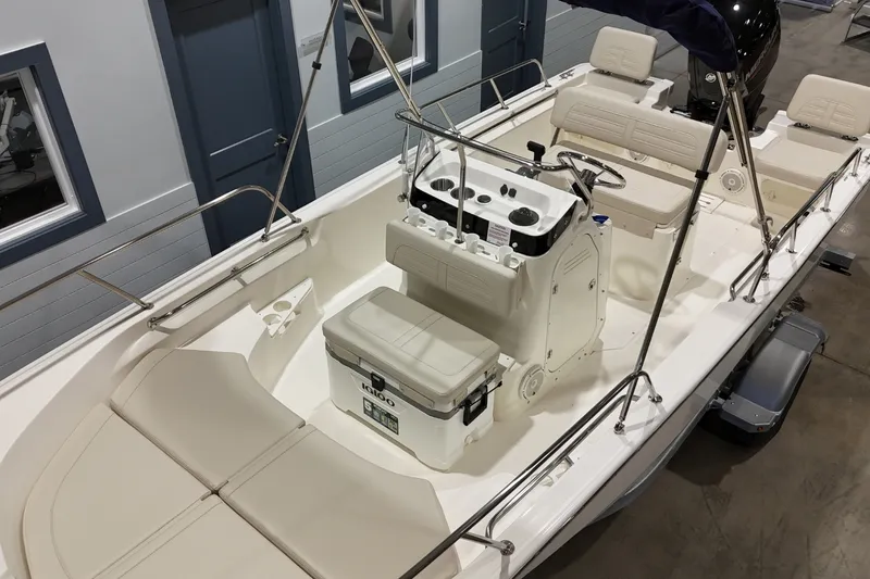 Slide: The Image of Boston Whaler 170 Montauk 2026 - 23