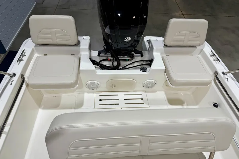 Slide: The Image of Boston Whaler 170 Montauk 2026 - 6