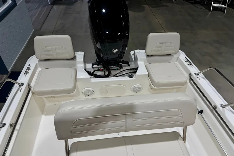 Slide: The Image of Boston Whaler 170 Montauk 2026 - 7