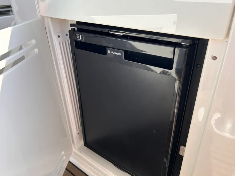 Slide: The Image of Sea Ray Sundancer 350 2017 - 14