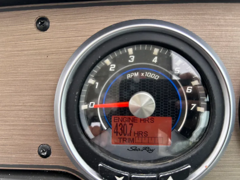 Slide: The Image of Sea Ray Sundancer 350 2017 - 22