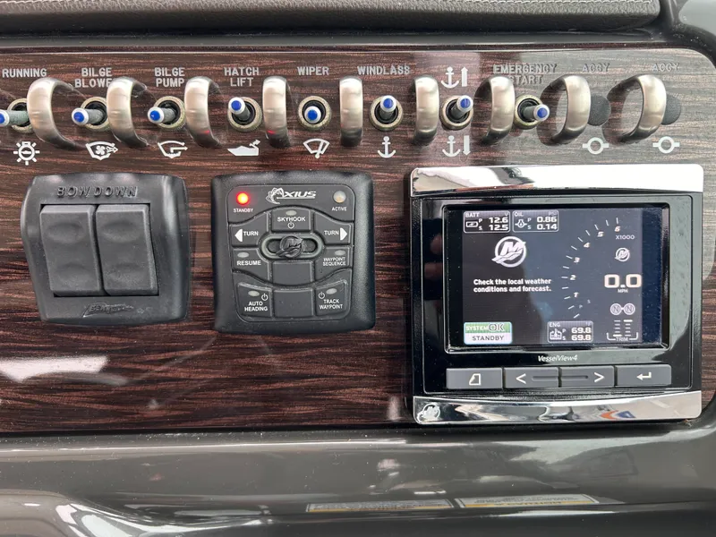 Slide: The Image of Sea Ray Sundancer 350 2017 - 25