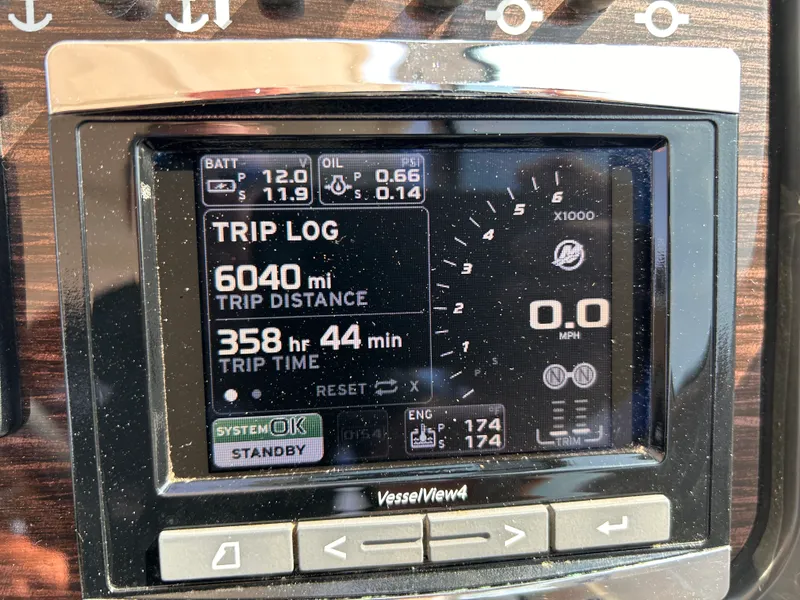 Slide: The Image of Sea Ray Sundancer 350 2017 - 26