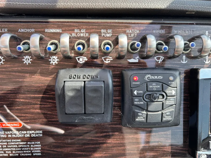 Slide: The Image of Sea Ray Sundancer 350 2017 - 27