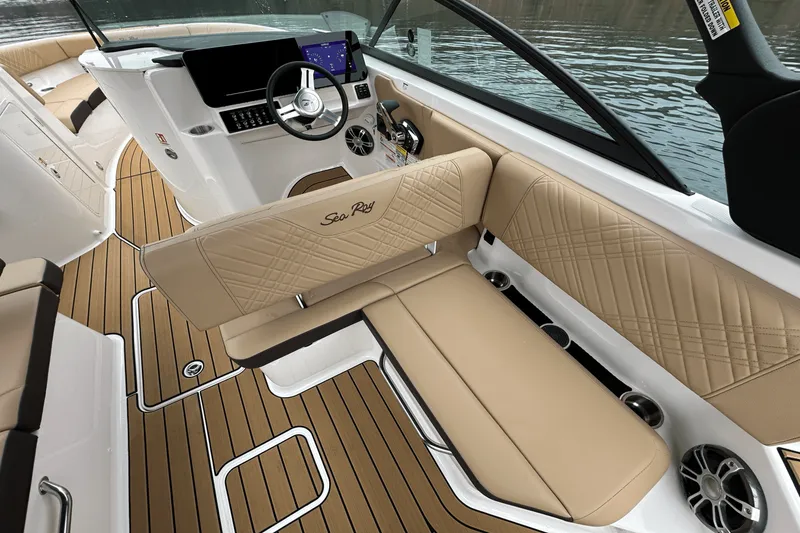 Slide: The Image of Sea Ray 250 SDX 2025 - 10