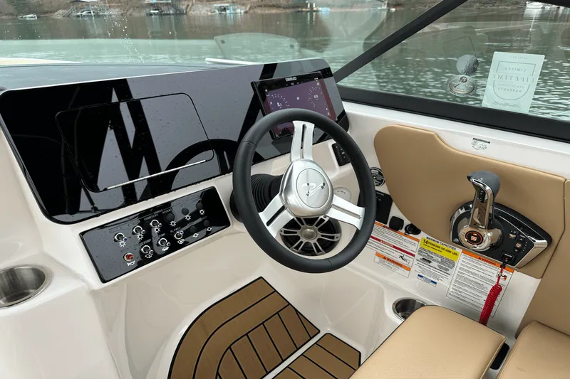 Slide: The Image of Sea Ray 250 SDX 2025 - 13