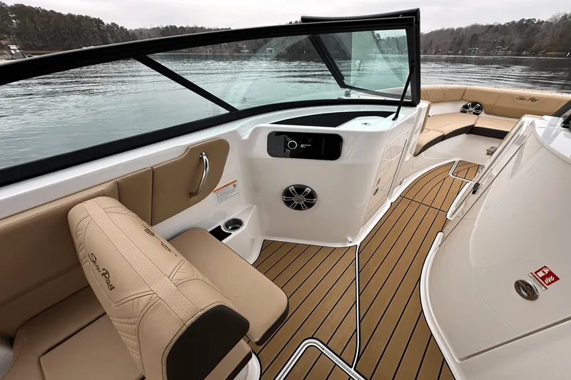 Slide: The Image of Sea Ray 250 SDX 2025 - 16