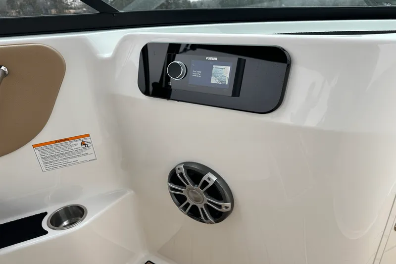 Slide: The Image of Sea Ray 250 SDX 2025 - 17