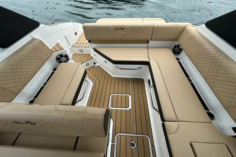 Slide: The Image of Sea Ray 250 SDX 2025 - 8