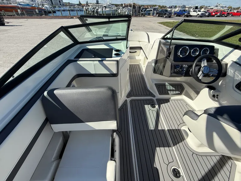 Slide: The Image of Sea Ray SPX 210 OB 2018 - 15