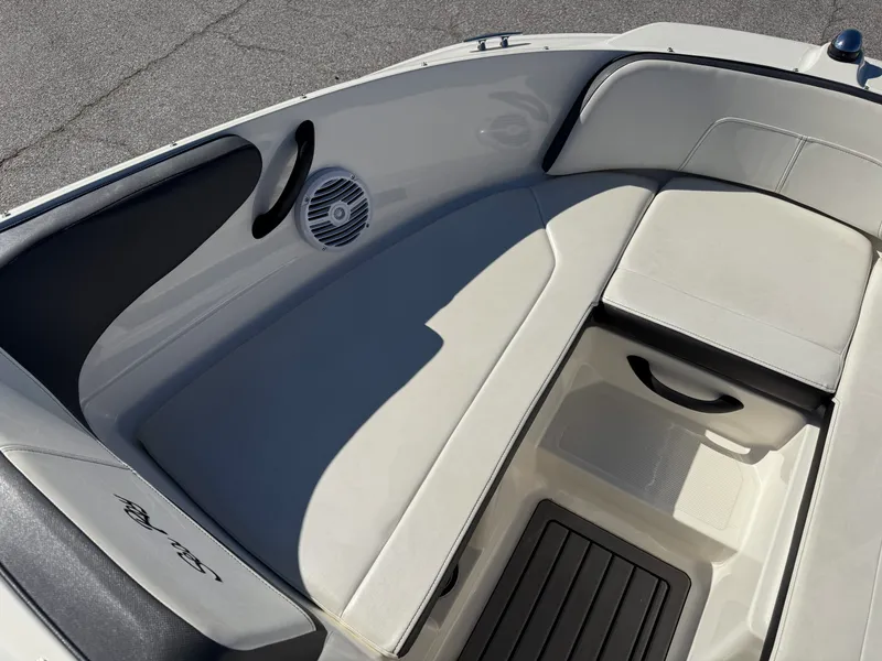 Slide: The Image of Sea Ray SPX 210 OB 2018 - 21