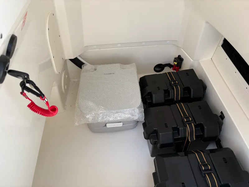 Slide: The Image of Boston Whaler 220 Dauntless 2026 - 11