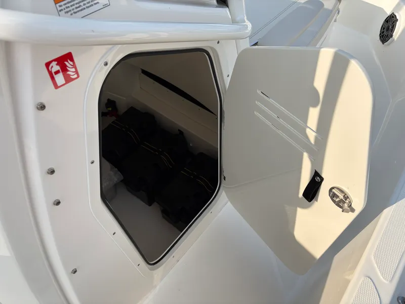Slide: The Image of Boston Whaler 220 Dauntless 2026 - 12