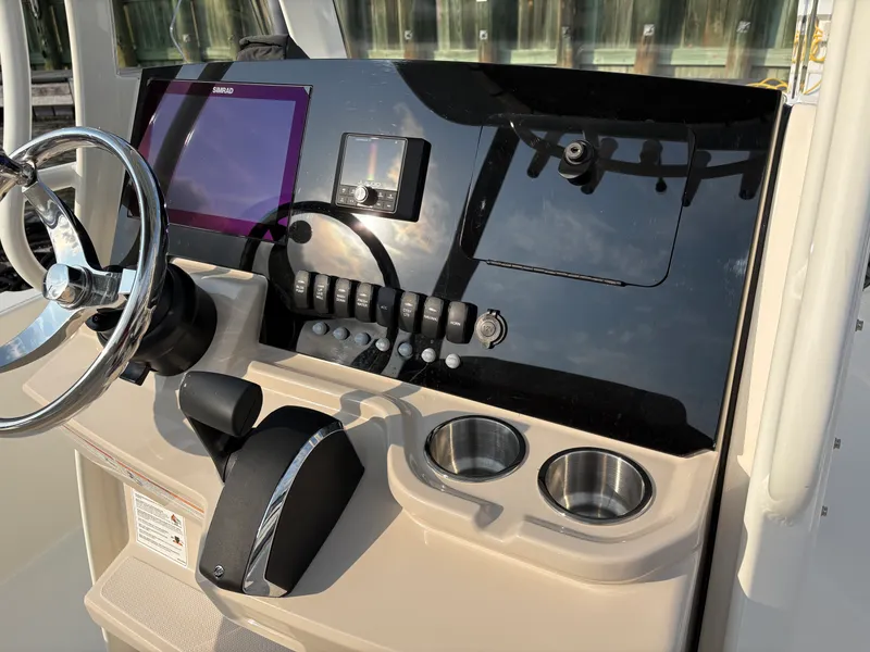 Slide: The Image of Boston Whaler 220 Dauntless 2026 - 13